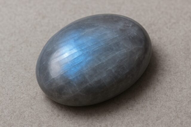 グレー色のパワーストーンの意味は?石の種類と石言葉も紹介!