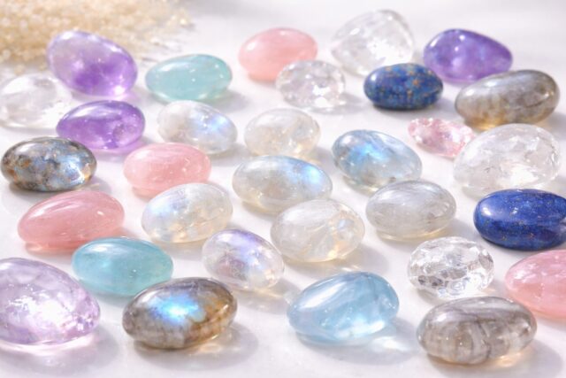 ホワイトラブラドライトのスピリチュアルな意味と効果は?持ち主を選ぶって本当?